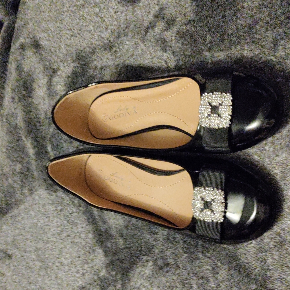 NWOT lady Godiva Joanne women's low heel pump.